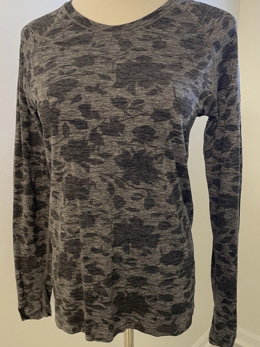 Athleta Momentum Long Sleeve Top Black/Grey Floral